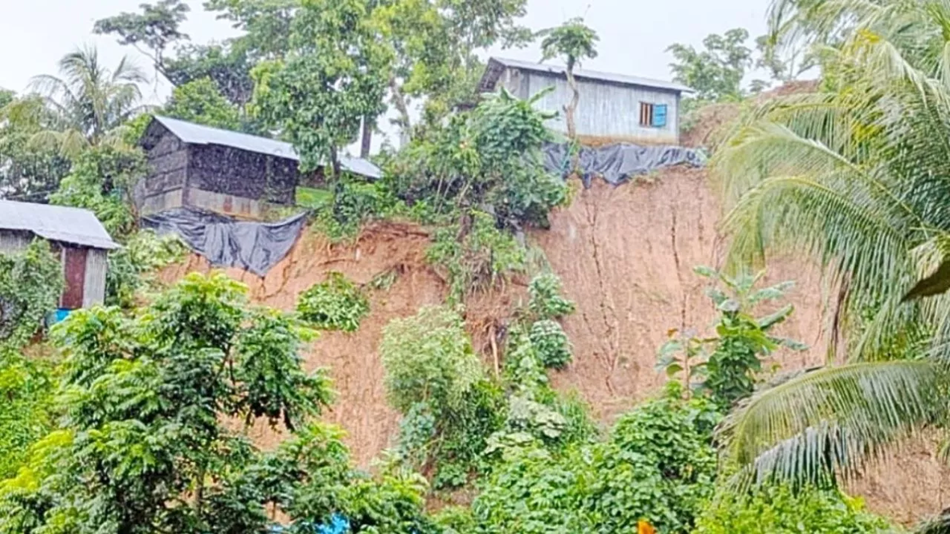 কক্সবাজারে পাহাড়ধসে দুই শিশুর মৃত্যু